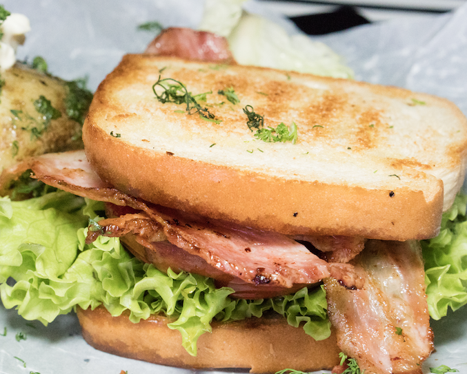 sandwich de Tocino, tomate y mayonesa de ajo