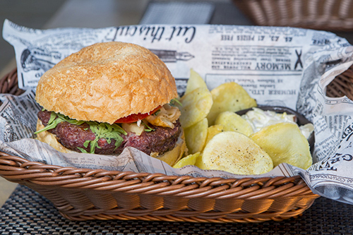Cómo preparar una hamburguesa con cebolla caramelizada