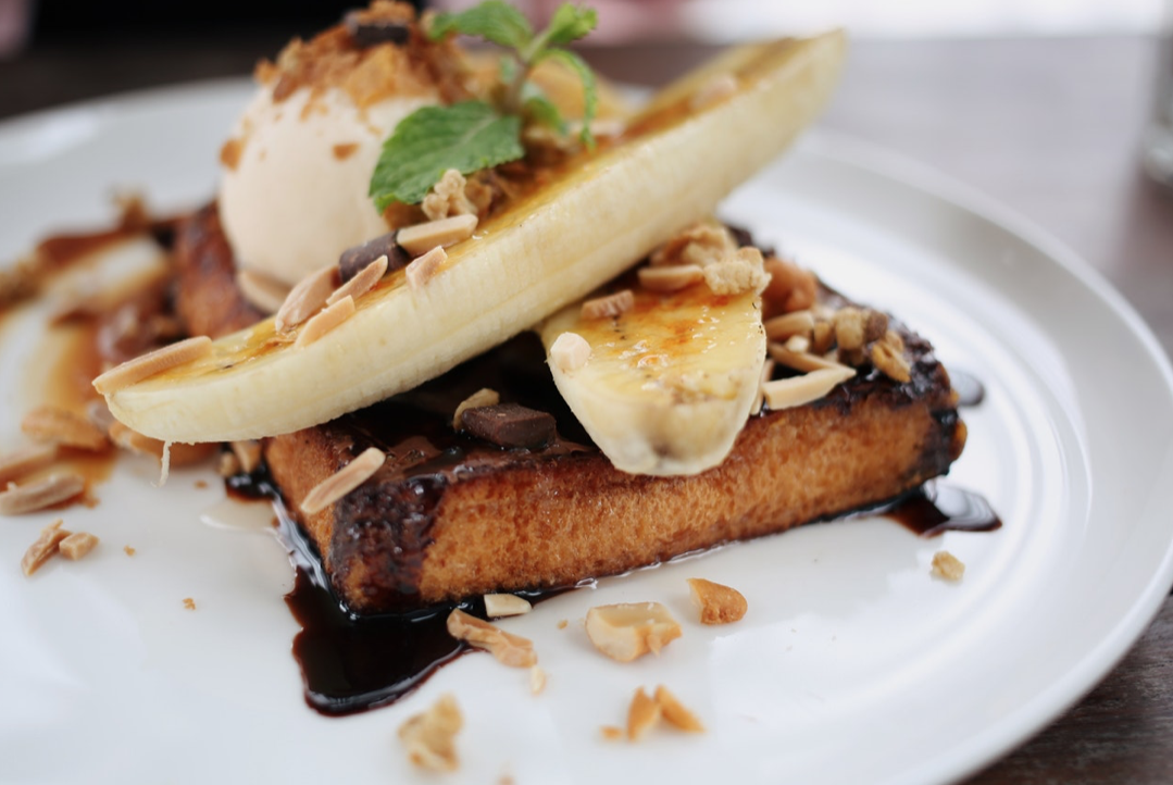 Waffles de pan tajado con helado y banano