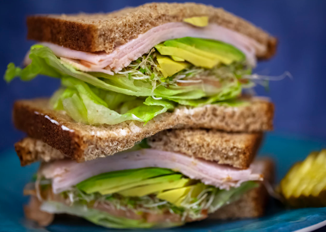 sanduche de aguacate y rúgula